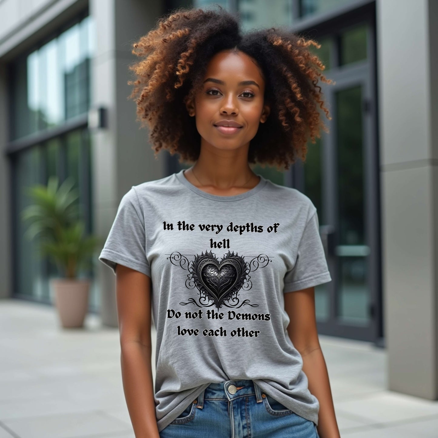 Incluso en las profundidades del infierno, los demonios no se aman (Corazón estilo gótico) Camiseta